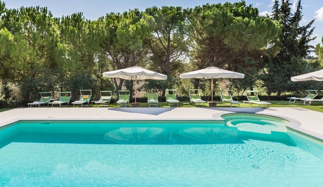 Villa Lorena with pool, surrounded by a park of olive trees, just 15 km from the beach of Senigallia