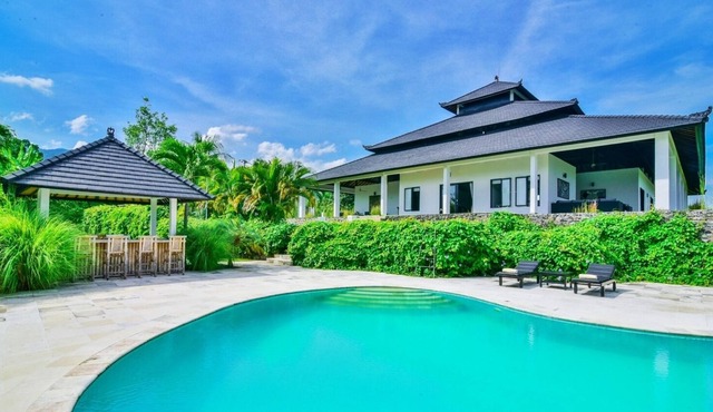 Villa Lovina Residence - Hillside Villa W/ Tennis Court, Private Pool, and Staff
