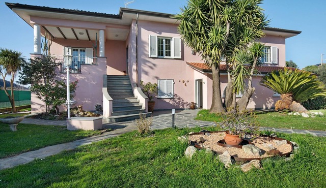 Villa 'Lucia' with Mountain Views, Private Terrace and Wi-Fi