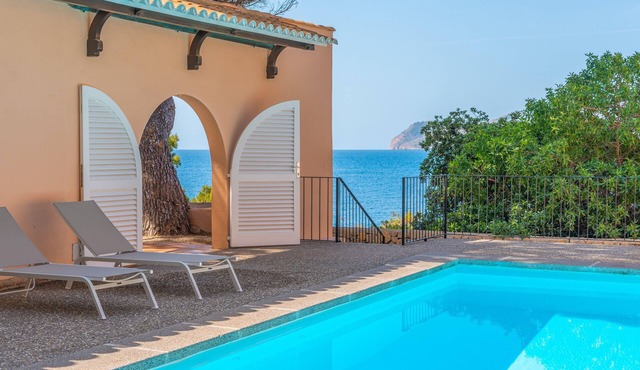 Villa Lumb with Private Access to the Sea, Sea & Mountain View, Pool, A/C, Wi-Fi, Garden & Terrace