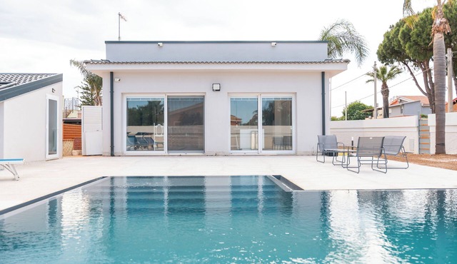 Villa Lux Syracuse Arenella just minutes from the most famous beach.