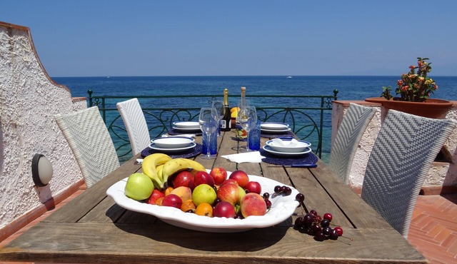 Villa luxurious on the seaside on two floors with ample terrace 12/14 beds