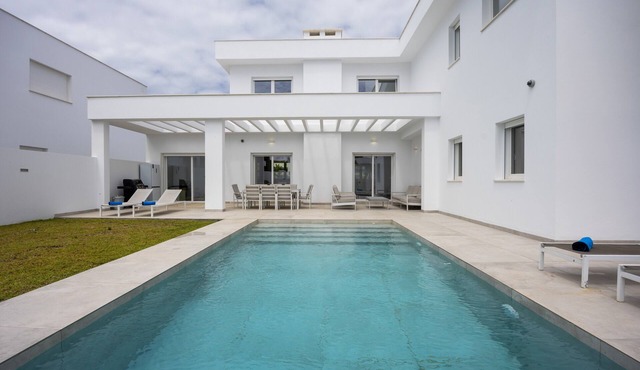 Villa 'Miami' with Lake View, Wi-Fi and Air Conditioning