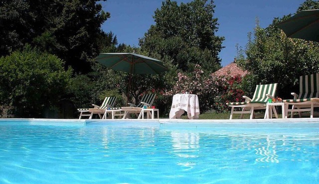 Villa Maestosa: An elegant and welcoming two-story historical villa built in the 19th century, surrounded by a wonderful age-old garden, with Free WI-FI.
