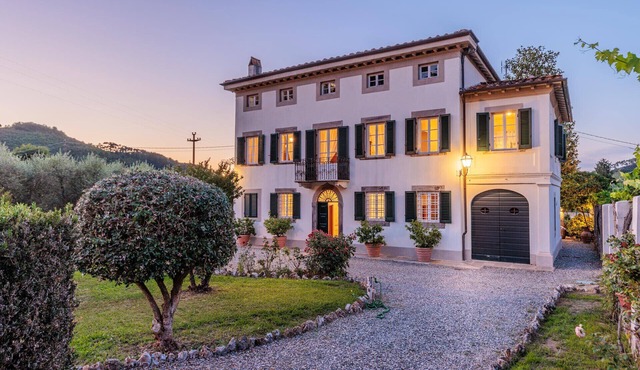Villa Magnolie, a 5 bedrooms Traditional Villa in Lucca with Private Garden in the Hamlet of Vorno