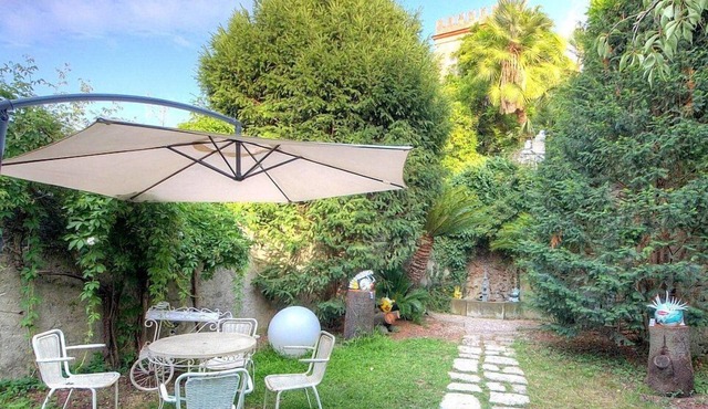 Villa Malvina E: A welcoming apartment that is part of an ancient historic building, with Free WI-FI.