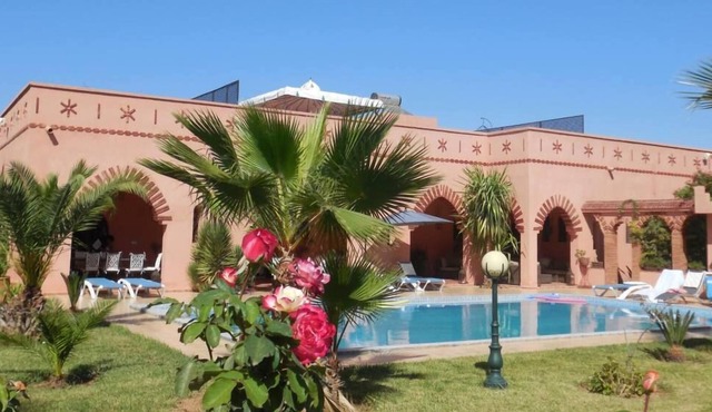Villa Marrakech for 10 people with large swimming pool, stove and internet.