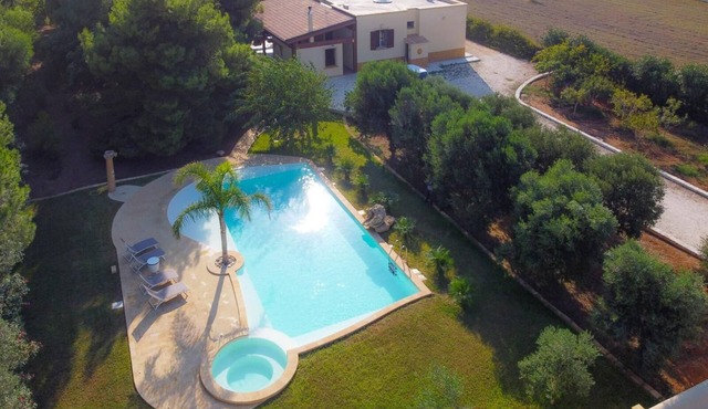 Villa Matilde, with swimming pool, whirlpool and pine forest, beach at 400m