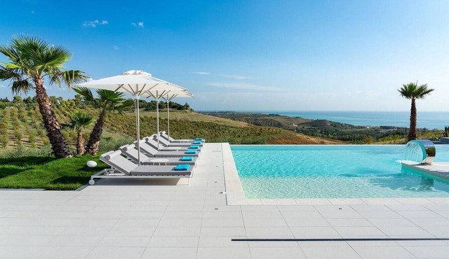 Villa Mazara - Modern villa with pool near Sciacca