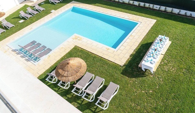 Villa Mena - Lisbon beach vacation villa with 9 bedrooms, heated pool and air conditioning
