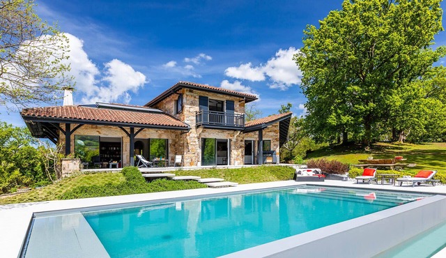 VILLA MENDI - PANORAMIC VIEW ON LA RHUNE, HEATED POOL - ASCAIN