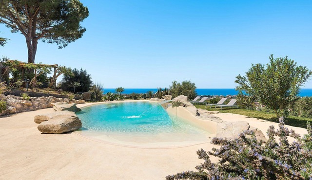 Villa Milo with pool and hot tub - My Rental Homes