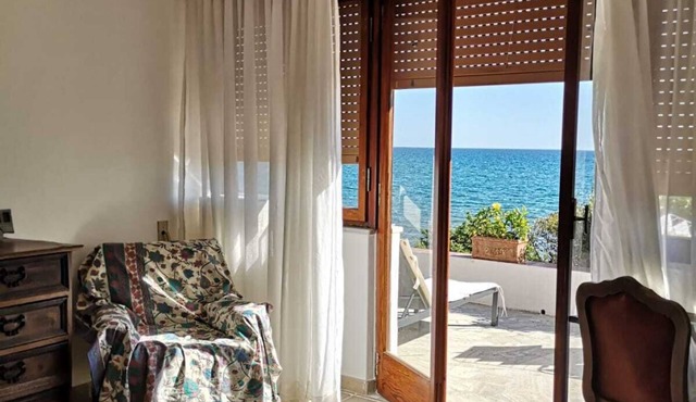 Villa Mimmi (beachfront, direct access to the sea)