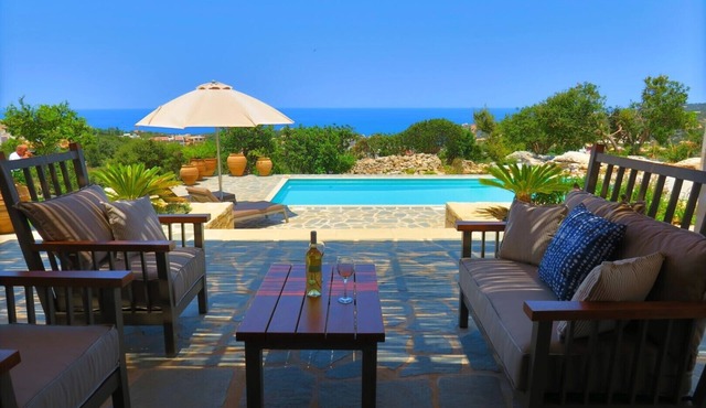 Villa Minea, 4 bedroom villa, large heated pool, walking distance to the village