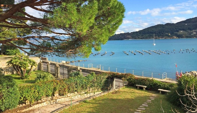 Villa Miranda 5Bd Waterfront WiFi BBQ 10 mt from the Shore, Ferry to 5 Terre