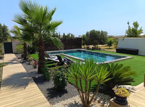 Villa moderne avec piscine privée près de la mer