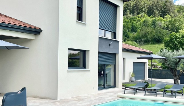 Villa Moderne Avec Piscine Chauffée, Idéal Pour Découvrir les Monts du Lyonnais