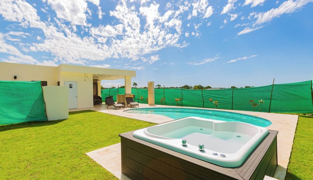 villa mon Fleur w/jacuzzi,free shuttle at casa linda