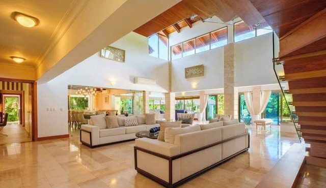 Villa Monarca, great location, spacious outdoors!