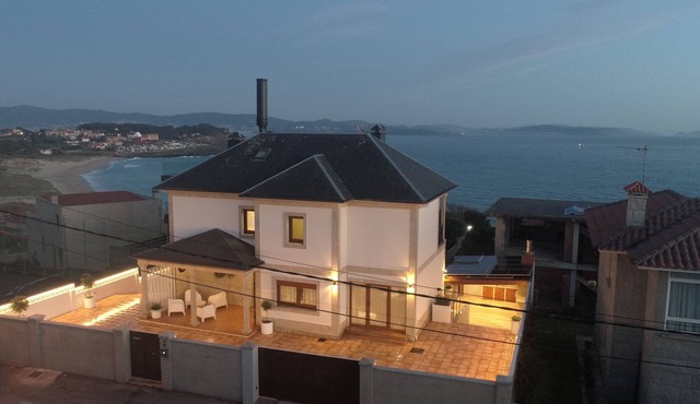 VILLA MONTALVO BEACH SANXENXO-HEATED SWIMMING POOL