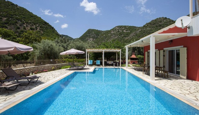 Villa Niriides-Private secluded villa w/t big swimming pool