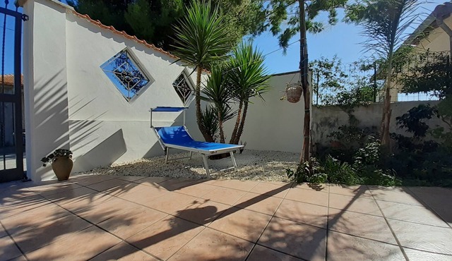 Villa on the beach and sea, with garden and internal parking, view of Etna