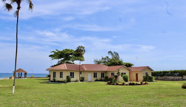 Villa Oasis: Modern/Private Beach/Oceanfront