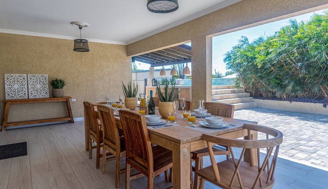 “Villa Oasis” Walking distance to beach, supermarket and restaurants.