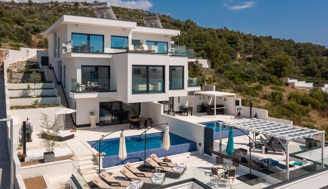 Villa Ocean view 1, unlimited sunsets with view to the harbour Marina Frappa