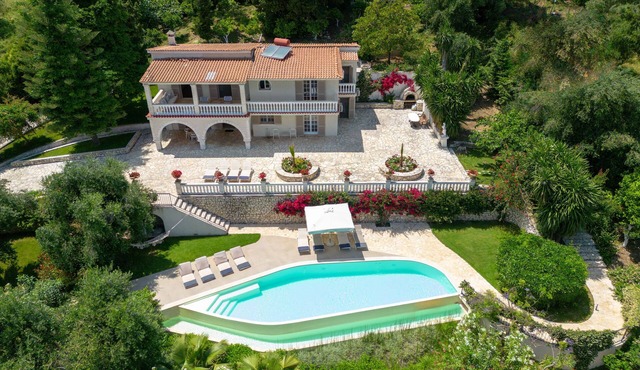 Villa Olea -private infinity pool, stunning sea views, fast internet, sleeps 10+