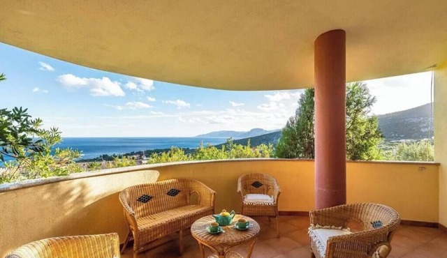Villa Olivia - Four Bedroom Villa, Sleeps 8