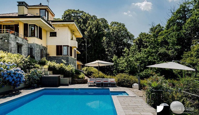 Villa Olivia with pool and sauna .Lake view