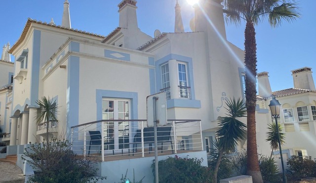 VILLA on a golf course close to the beach, swimming pool 50 metres away, WIFI fibre.
