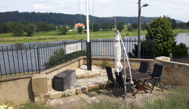 Villa on the Elbe, large terrace with a view of the Elbe, separate entrance, free WiFi