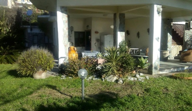 Villa on the strait, beautiful villa bordering the beach facing the sea
