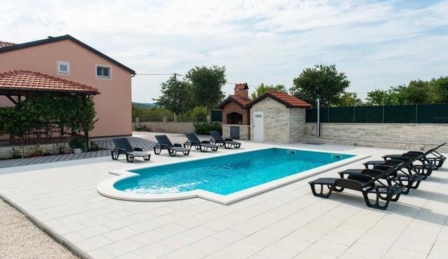Villa Paceful with private Pool | Free Parking