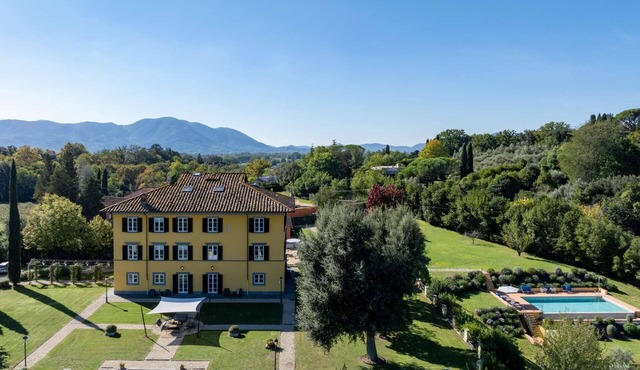 Villa Pacini - just 1,8 km outside Lucca Wall - Pool