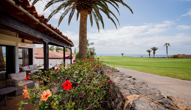Villa Palm 2 bedrooms, 3 bathrooms, views of the sea and golf course.