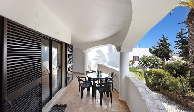 Villa 'Palmeira' with Private Terrace, Shared Garden and Wi-Fi
