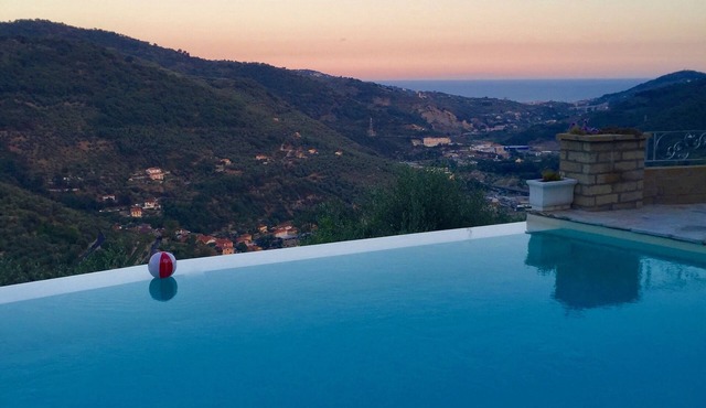 Villa Panorama da Luca, splendida terrazza con piscina riscaldata, vista mare