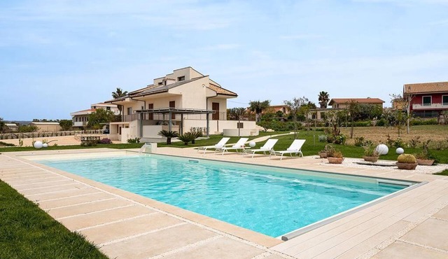 Villa Paradiso with private pool, BBQ area, huge garden and free parking