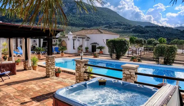 Villa 'Pasa Fina, Luxury Holiday Retreat' with Mountain View, Shared Pool and Wi-Fi