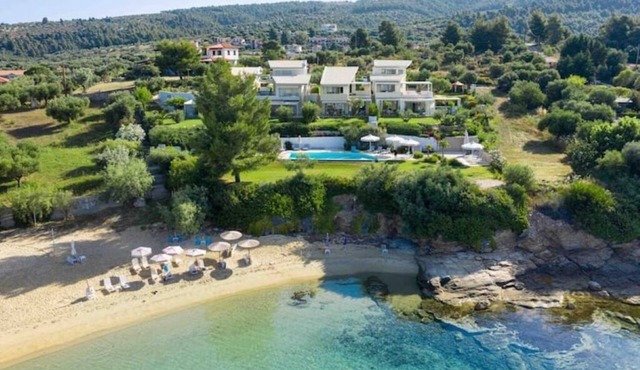 Villa Pathos: Beachfront Bliss with Pool & Panoramic Views/3 bdrs