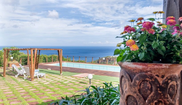 Villa 'Patrizia' with Sea View, Wi-Fi and Air Conditioning