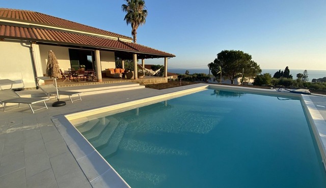 Villa Pavone, with private pool and sea view near the beach