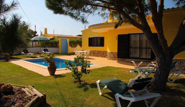 Villa Pera-Perfect for families w/private pool, bbq & garden inside 3acre farm