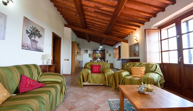 Villa Perugini, 5 bedrooms split in 3 flats, Trasimeno lake view, private pool
