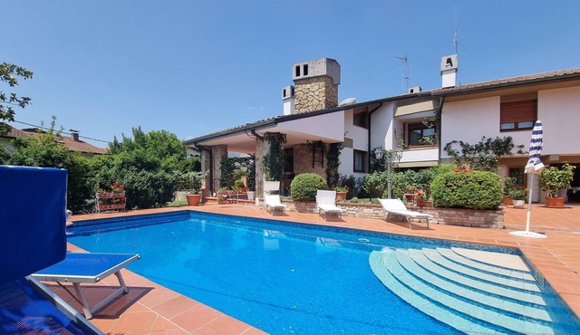 Villa Piazza, private solar heated pool, walk to all facilities! WIFI