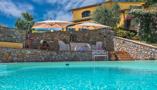 Villa 'Podere Bucigattolo' with Private Pool, Wi-Fi and Air Conditioning