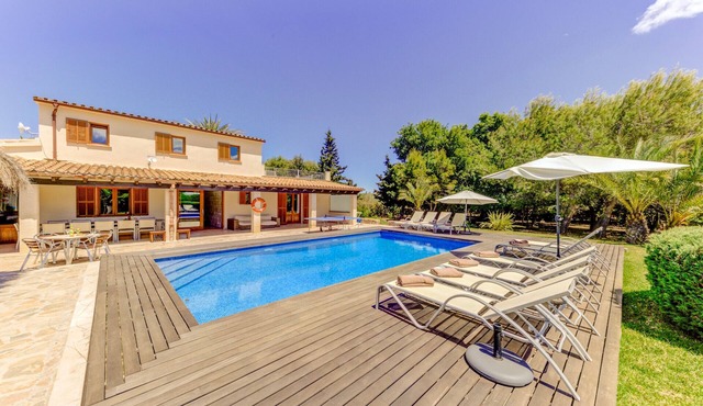 Villa Ponent for 8 people with pool and BBQ in the Pollensa countryside and near the beach.
